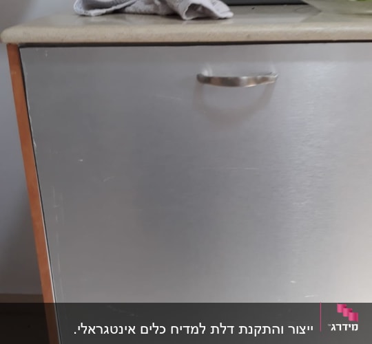 ארון מטבח עם כלים על השיש